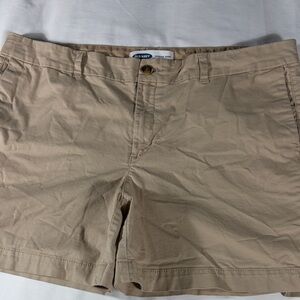 Old Navy womens khaki Everyday flat front 5" inseam chino shorts - size 16